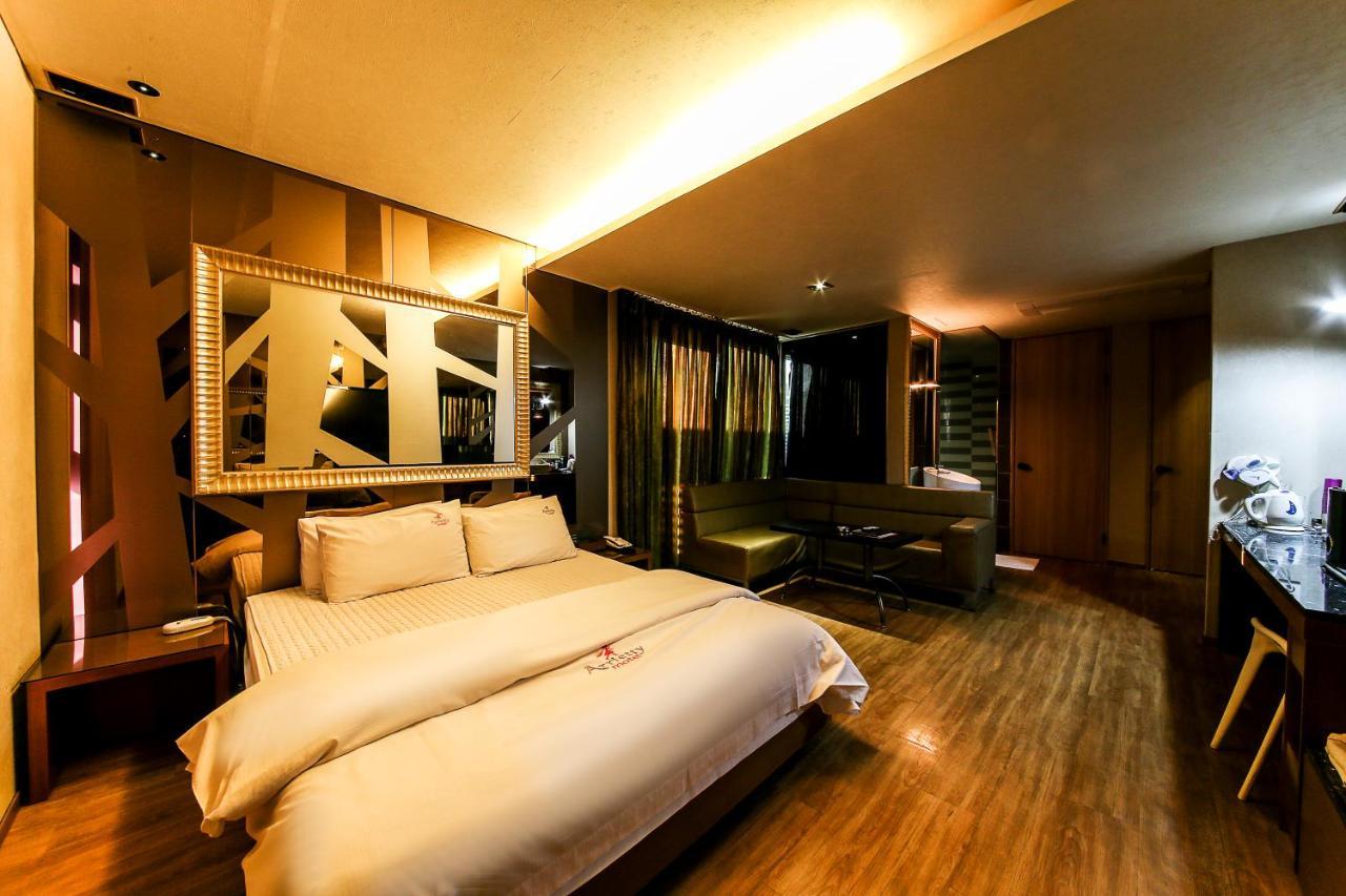 Gyeongju Arrietty Motel Екстер'єр фото